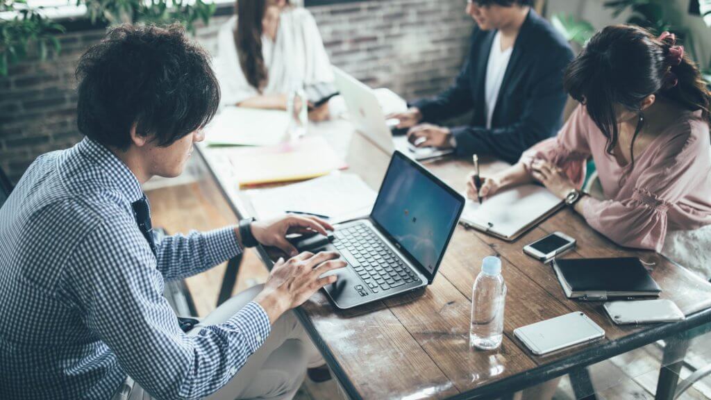業者にホームページの改善を依頼する